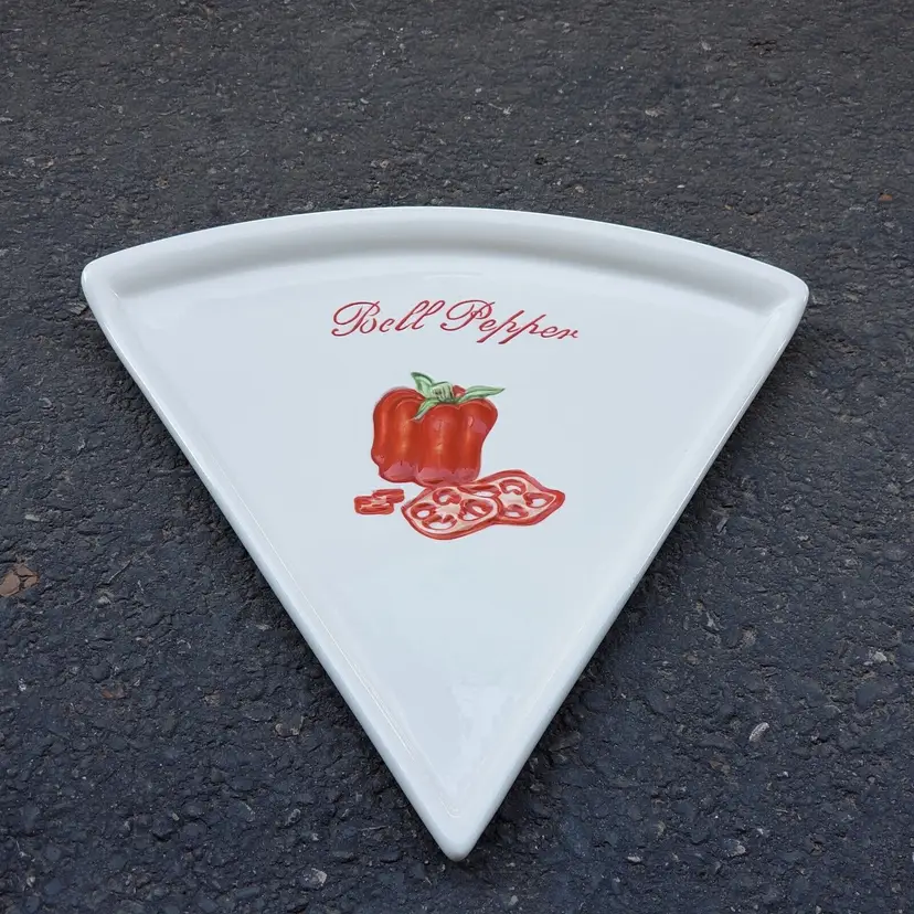 PIZZA BUONO - Pottery Barn Pizza Slice Plate Triangle White 10" Side Bell Pepper