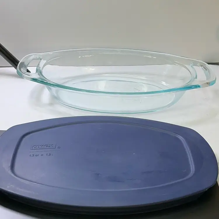 Pyrex Covered 1.3 Qt Baking Dish