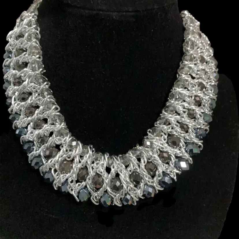 Beautiful Silvertone Dark  Blue Faceted Glass Crystal Statement Necklace / Choker. Silvertone Weaving With Dark Blue Faceted Glass Crystals. Stunning !!! Not Signed