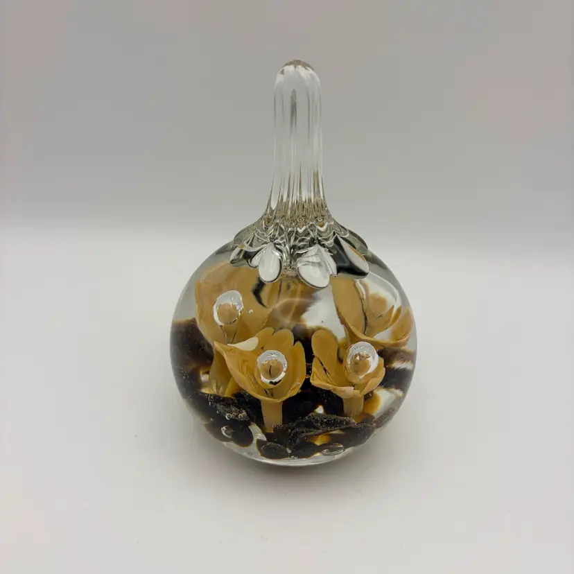 Vtg 1981 Maude & Bob St Clair Glass Paperweight/Ring Holder Teardrop Cream Trumpet Flowers