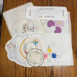 09- Bundle Asst Vintage Linens Some Not Perfect