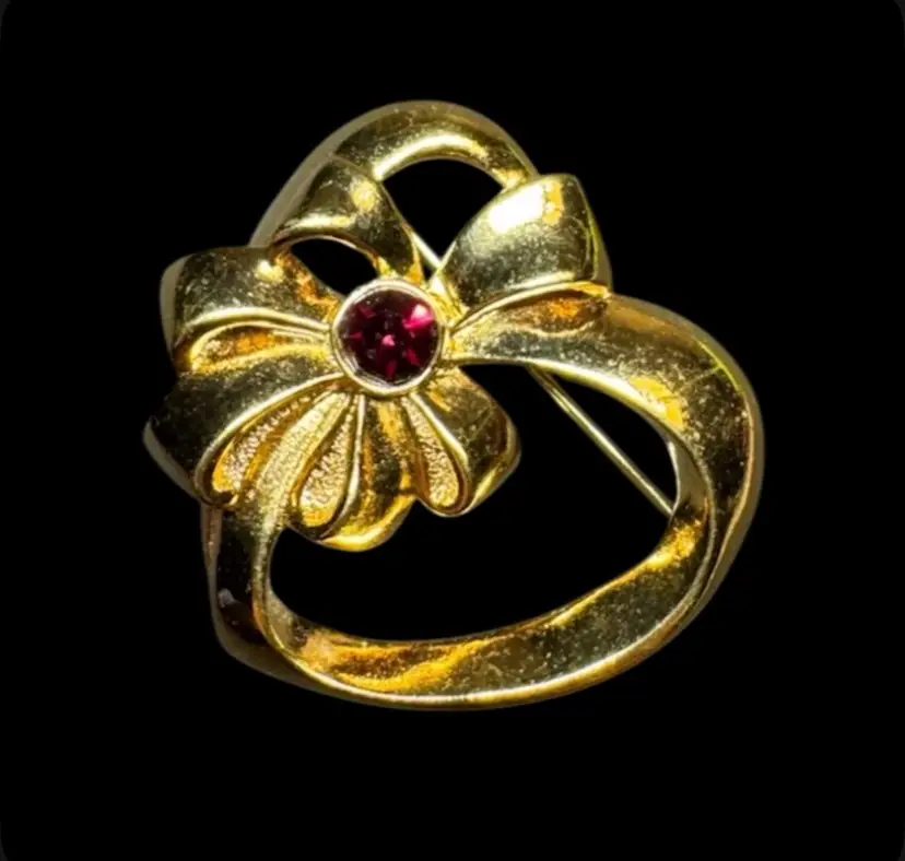 Avon Stamped Heart Shaped Bow & Red Ruby 1.50” Brooch Pin Gold Tone Jewelry