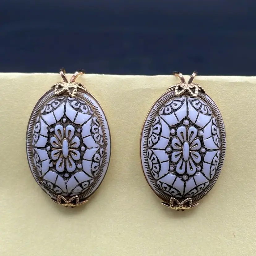 #725 VTG White Stone With Black Etching And Gold Trim Shoe Clips