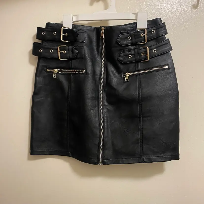 Topshop Womens Black Faux Leather Mini Skirt Size 6 Waist 28” Biker Buckles Goth