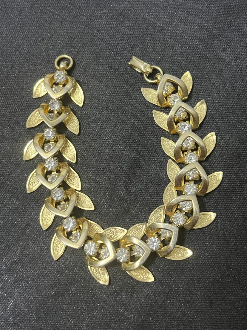 Vintage Gold Tone 3D Leaf Rhinestone Bracelet 7”