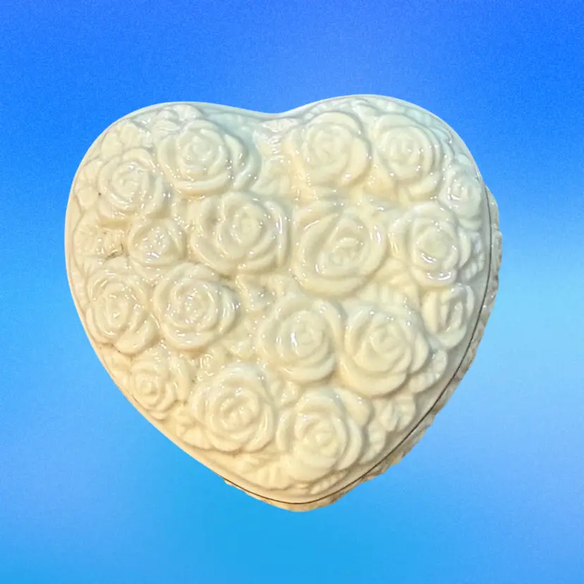 Vintage Signed Lenox Heart Shaped Porcelain Bouquet Of Roses Ivory w 24K Gold Trim Trinket Box