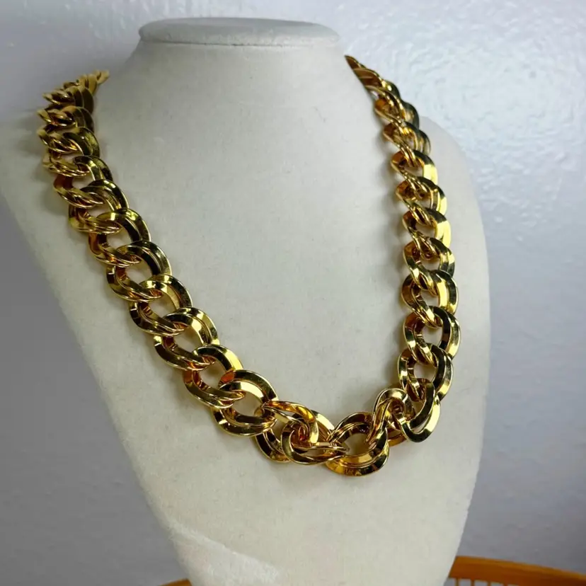 Gorgeous Chunky 80’s Monet Chain
21”