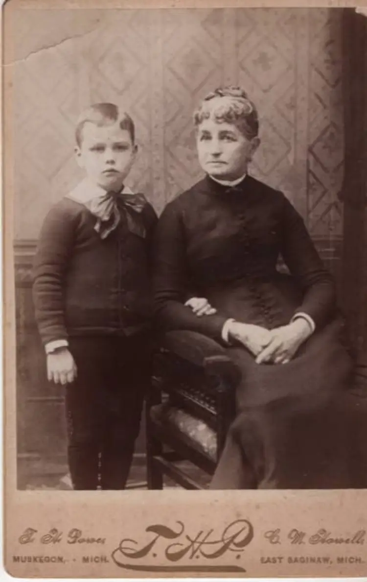 Victorian Cabinet Card Mother And Child Circ 1885-1895 Studio Pose Photographer Info