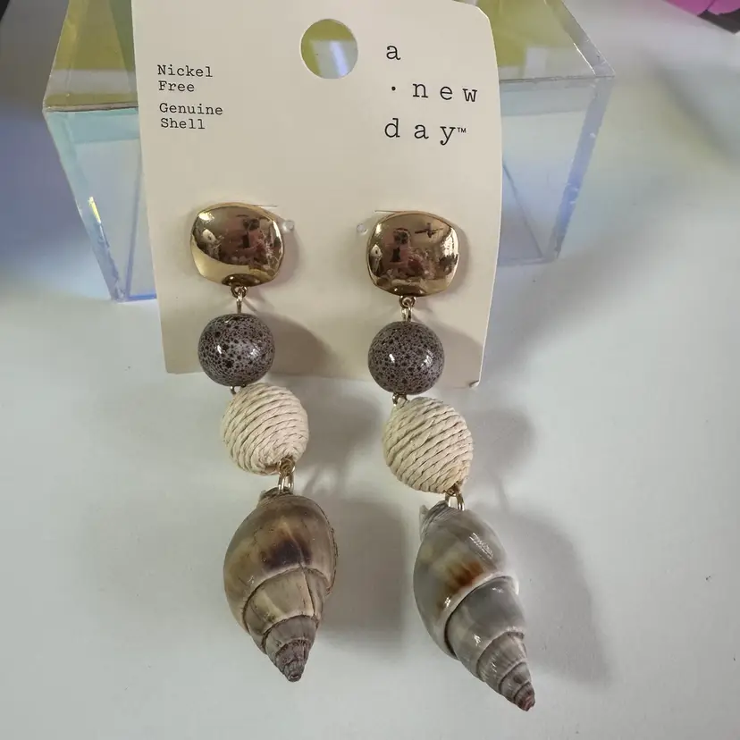 NEW! Dangle Shells Post Back Pierced Earrings About 3” Gold Tone Metal Resin & Fibers