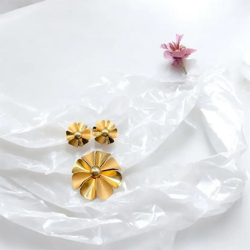 Gold Tone Flower Power Brooch 2β & Screw Back Earrings 1β KK40