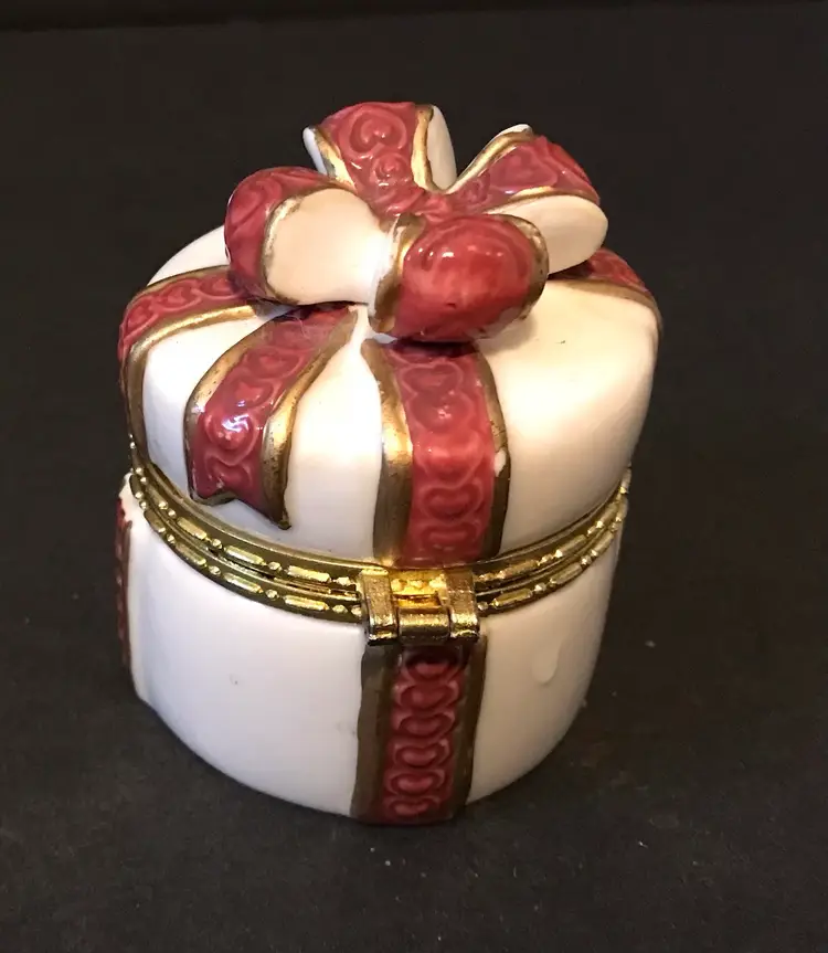 Big Bow Present Ceramic Hinged Trinket Round Ring Box