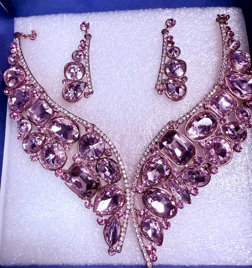 NIB Pink Rhinestone Statement Necklace With Earrings
