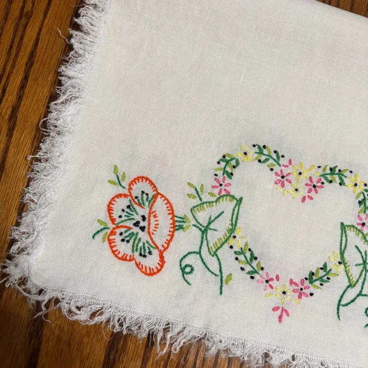 07-Vtg Hand Embroidered Table Runner Heart Flowers Fringed