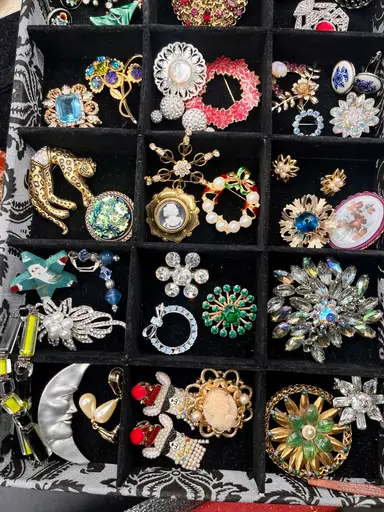 ✨ Lunch Hour Jewelry, Etc..Pop Up✨