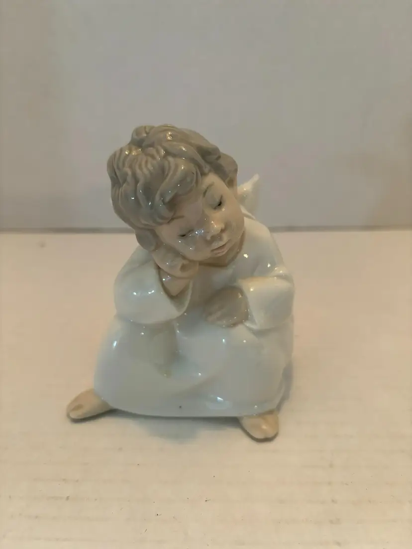 Lladro "Sitting Thoughtful Angel" Small Figurine Porcelain Made in Spain DAISA