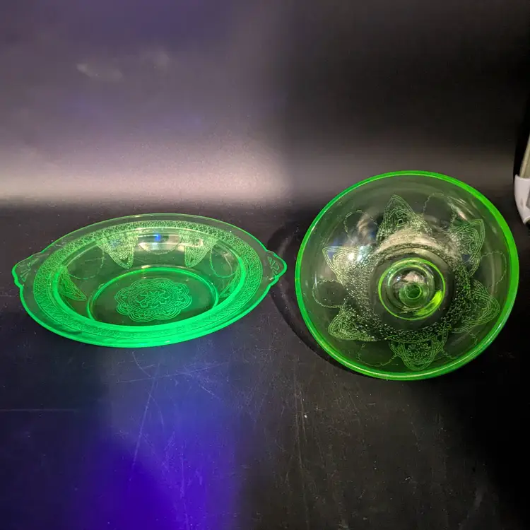 Vintage glowy uranium Federal glass lidded dish