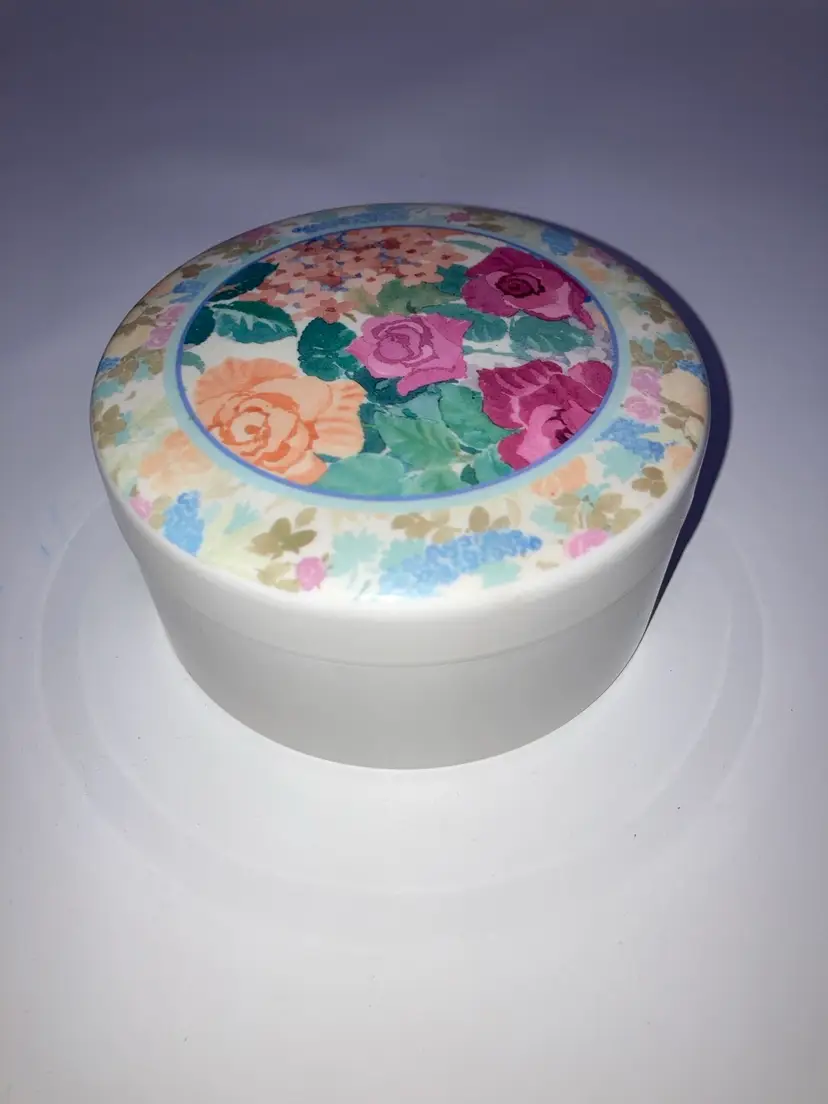 Beautiful Floral Coaster Box! 5 Coasters Inside! 4 1/2β Wide x 2 1/4β Tall! Coasters Are 4β In Diameter!