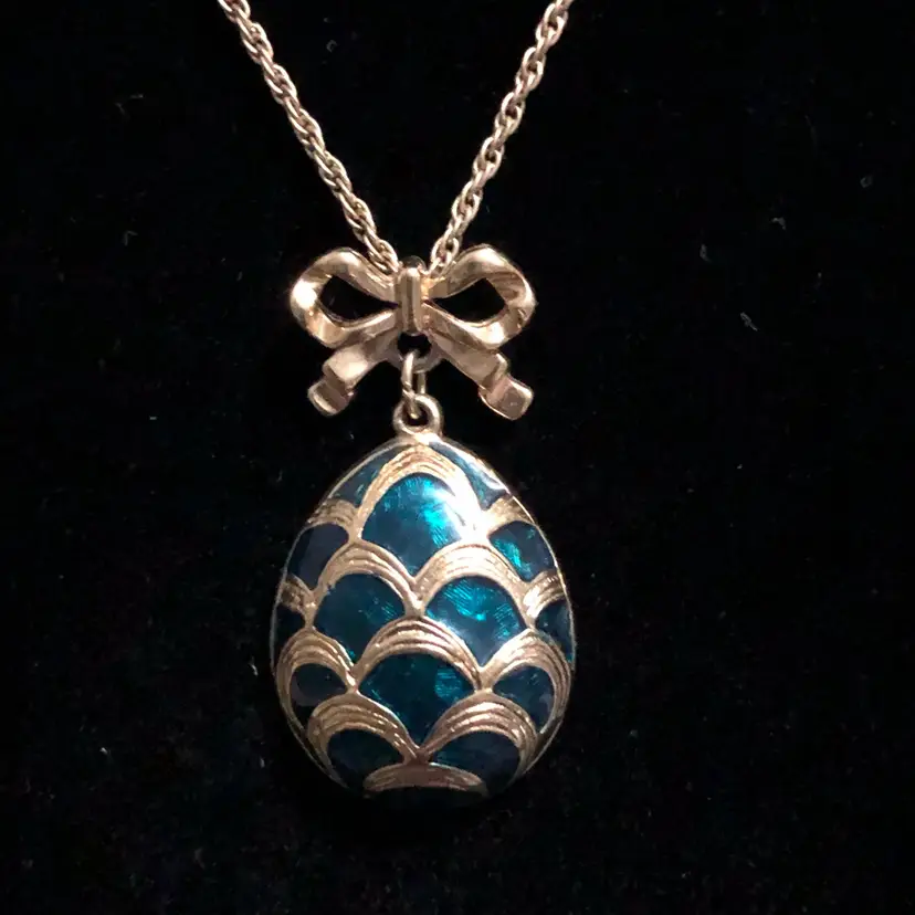 Vintage Avon Green Enamel Egg & Bow Pendant Gold-Tone Necklace