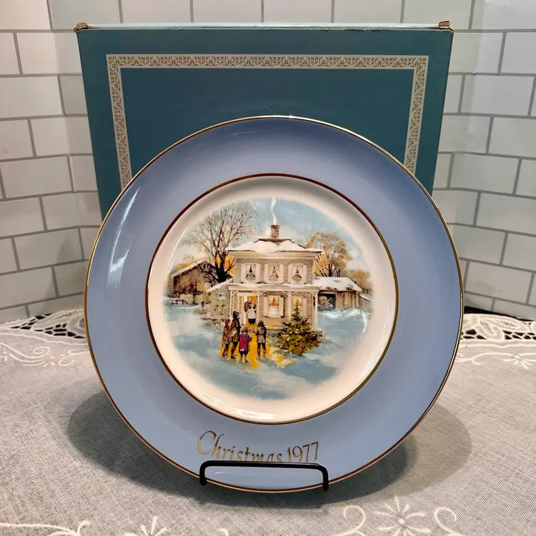 VINTAGE AVON CHRISTMAS PLATES 1977,78,79,80 Lot of 4 Plates Enoch Wedgwood LTD