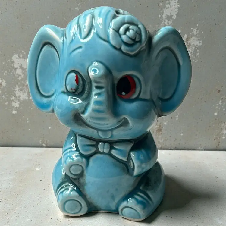 029 Kitschy Single Blue Elephant, Salt Pepper Shaker Norcrest, Japan 4.5" X 3"