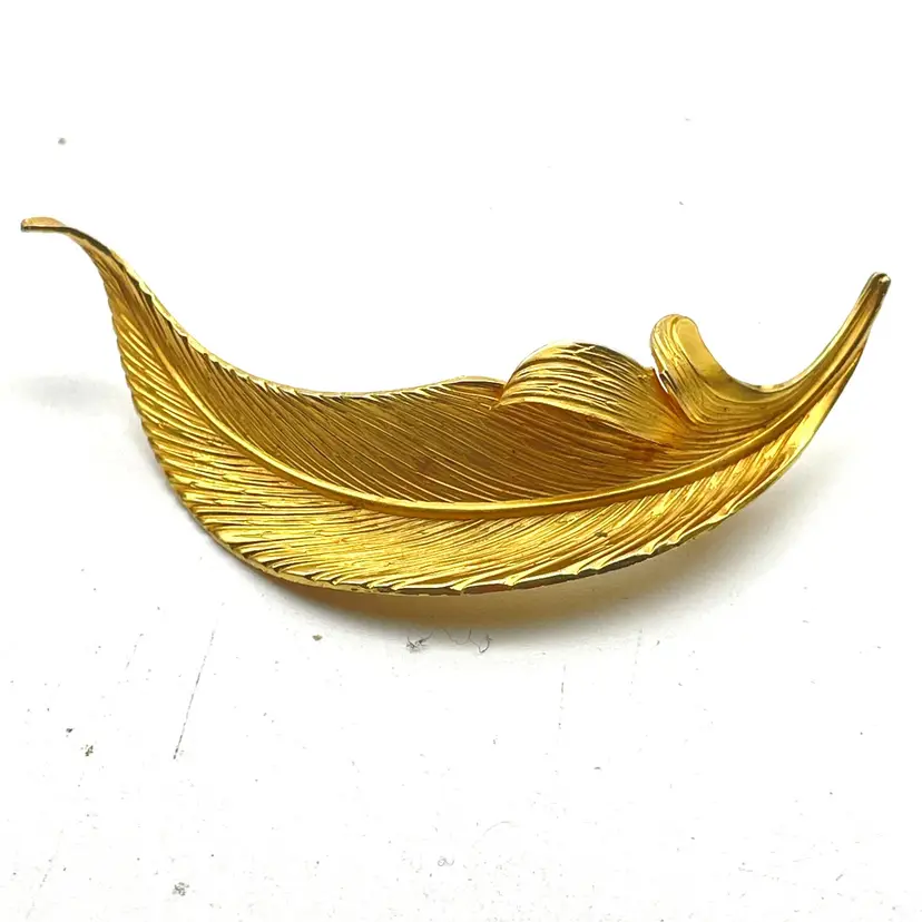 Vintage GIOVANNI Gold Tone Feather Brooch Signed Elegant Leaf Pin 18507