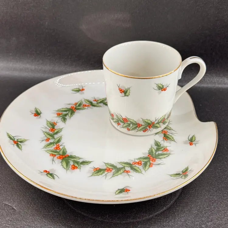 Set Of 4 Christmas Holiday Holly Berries YADA China Appetizer Plates and Cups
