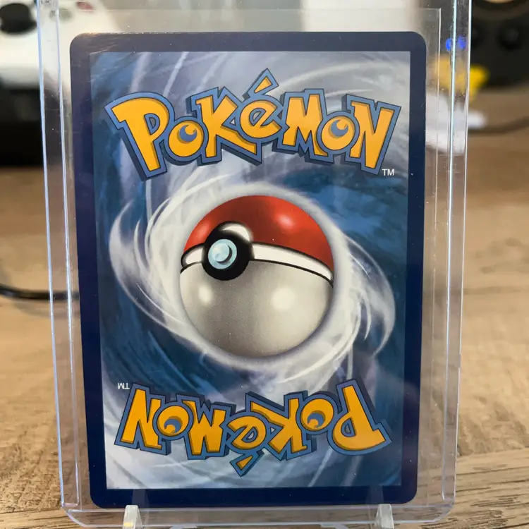 Pidgeot V 137/196 Pokemon trading card from the Sword & Shield Lost Origin