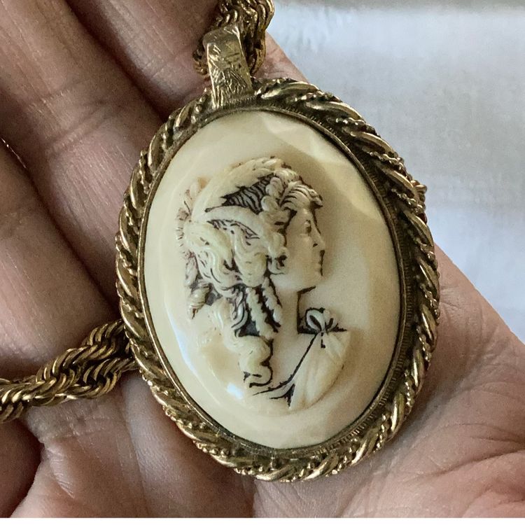 Sarah Coventry Cameo Pendant Necklace Cold Tone 24” Rope Like Chain