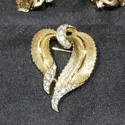 Vintage LISNER Women's Rhinestone Accent Gold Tone Feather Pin Brooch