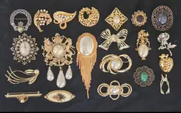 VINTAGE COSTUME JEWELRY LOT 21 BROOCHES GOLD SILVER TONE FAUX PEARL STONE SOLDOR, JJ, M.JENT