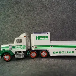 1995 Hess Green & White Flatbed Truck Vintage Collectible Pre-Owned No Box