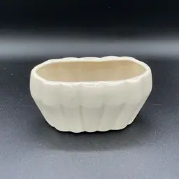 Vintage planter - USA cream ribbed
