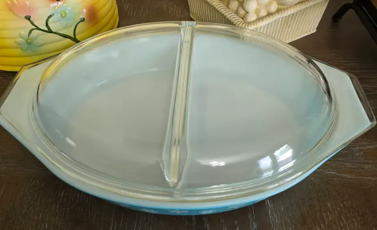 Pyrex Turquoise Snowflake 1- 1/2 qt divided dish