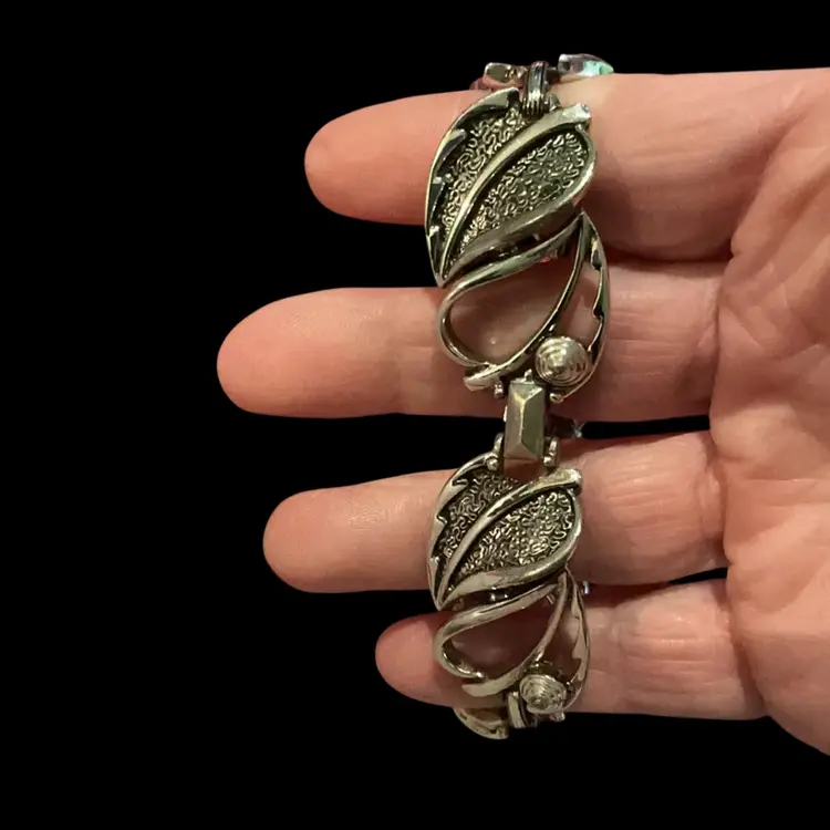 Vintage Silvertone Sarah Coventry Textured Chunky Leaf Bracelet.