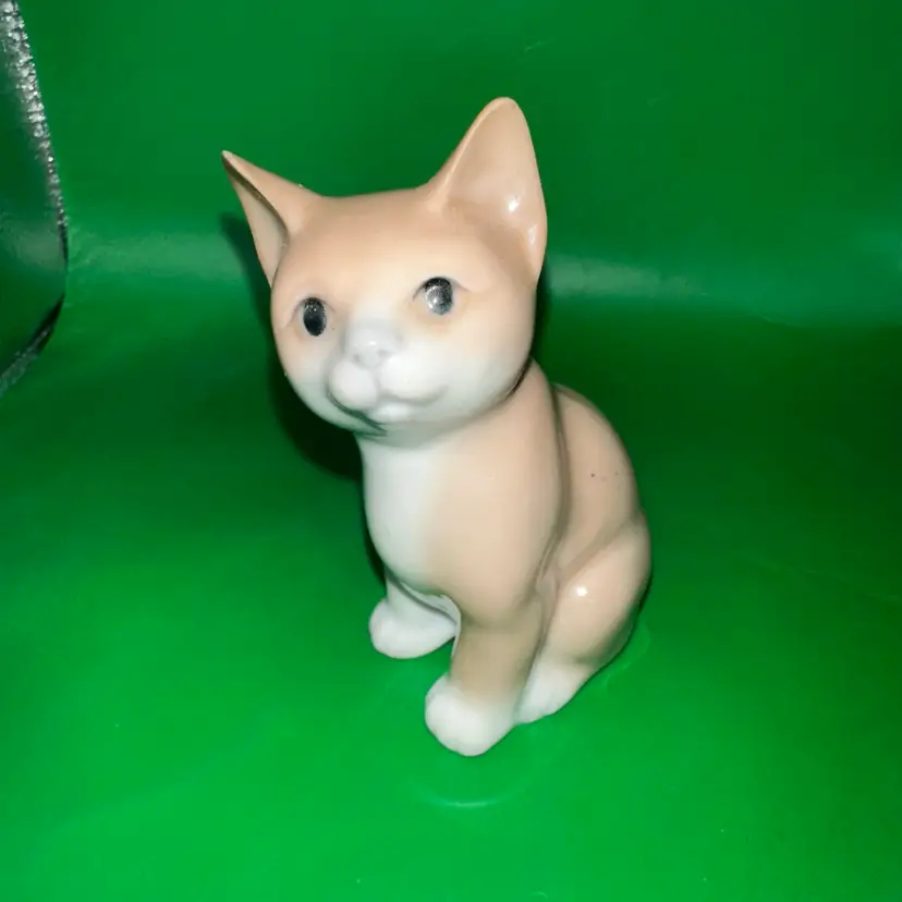 Vintage OTAGIRI Porcelain Figurine Sitting Kitty Cat Beige & White Japan 3.5”
