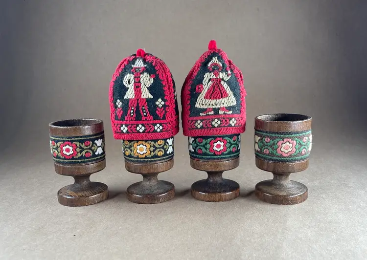 EASTER - Tiroler Webkunst Austrian Folk Art 4 Wooden Egg Cups Set with 2 Hand Embroidered Covers