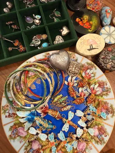 Jewelry And Minis Tonight! Come Hang Out!