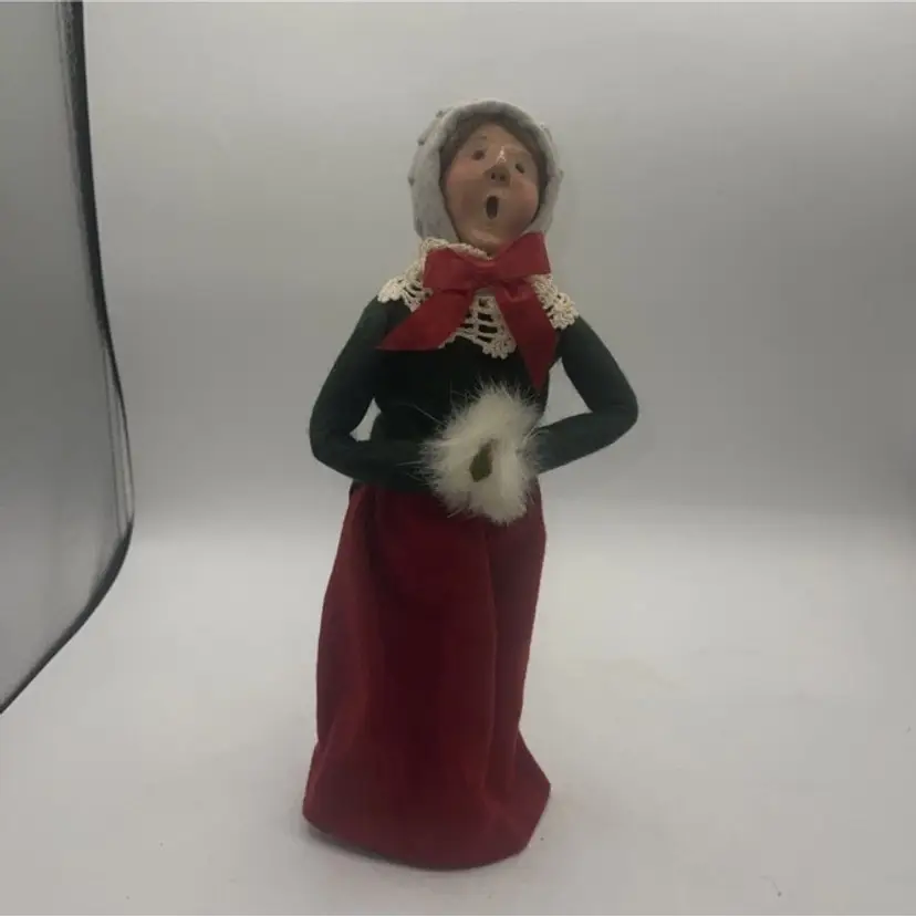 Byers Choice Rare 1988 Traditional Woman with Muff Hat 12.5
She has a red dress with a green blouse and a shawl dated 1988 since 12.5 inches tall