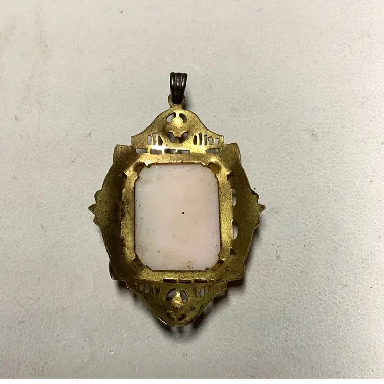 Cameo Pendant Off White & Goldtone 1.5”