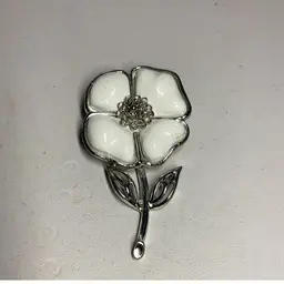 Coro White Flower Brooch Rare Find 2” Beautiful Condition