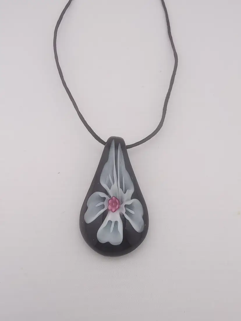 Glass art pendant w flower