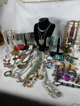 75 Pieces Of Vintage Necklaces And Bracelets. Lot 1