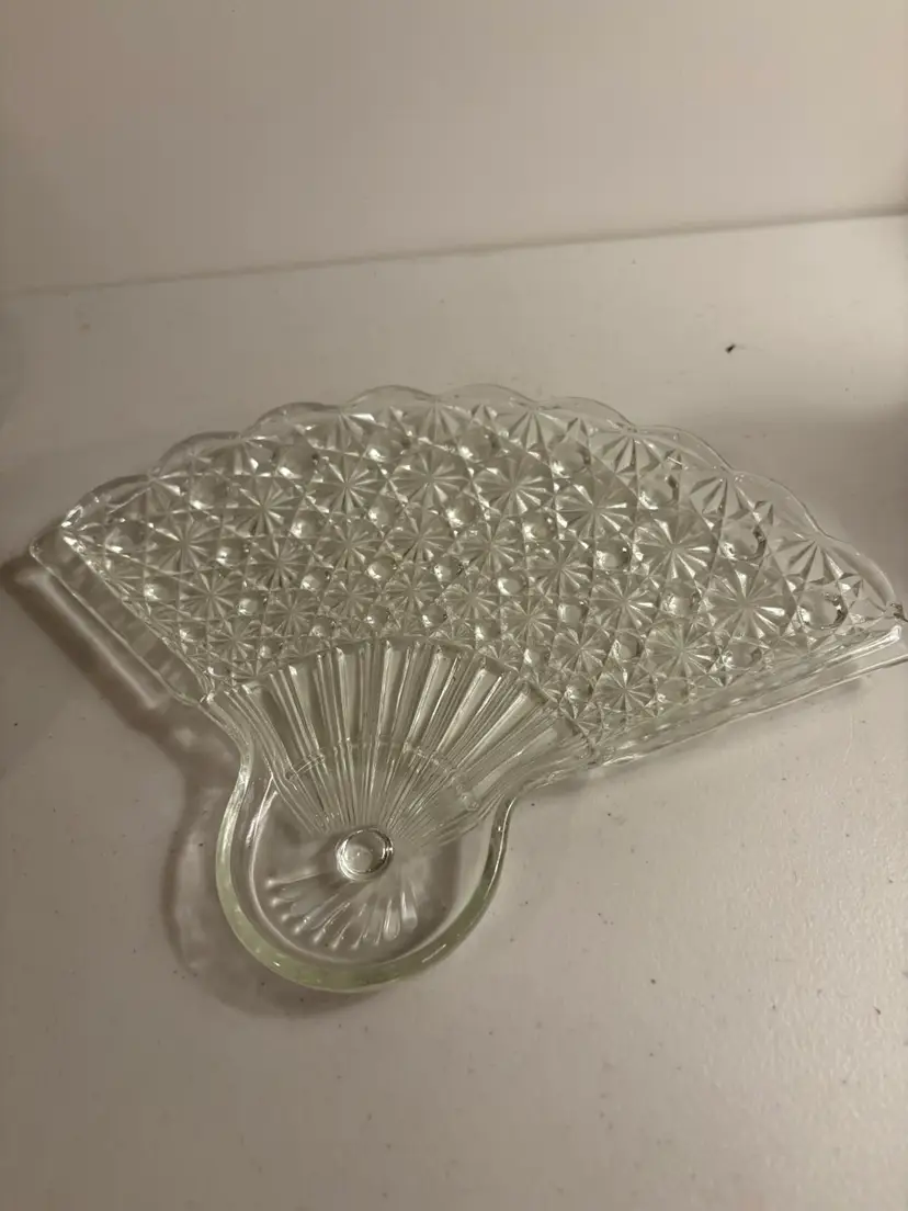 ANCHOR HOCKING Fan Shape DAISY & BUTTON Crystal Glass Snack Plate PRISTINE
