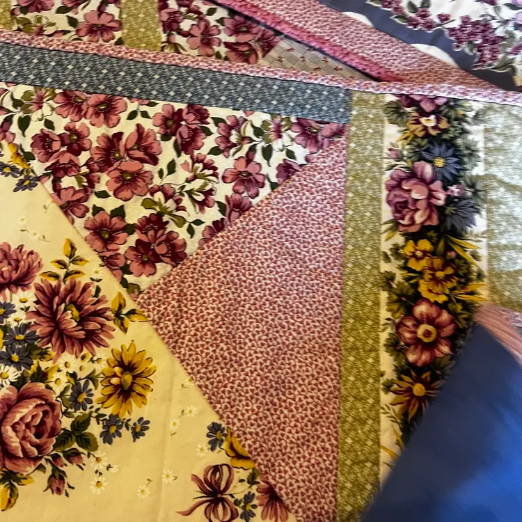 004 Vintage Handmade Machine, Stitched Floral Spring, Beautiful Set Of Four Cottage Core Placemats