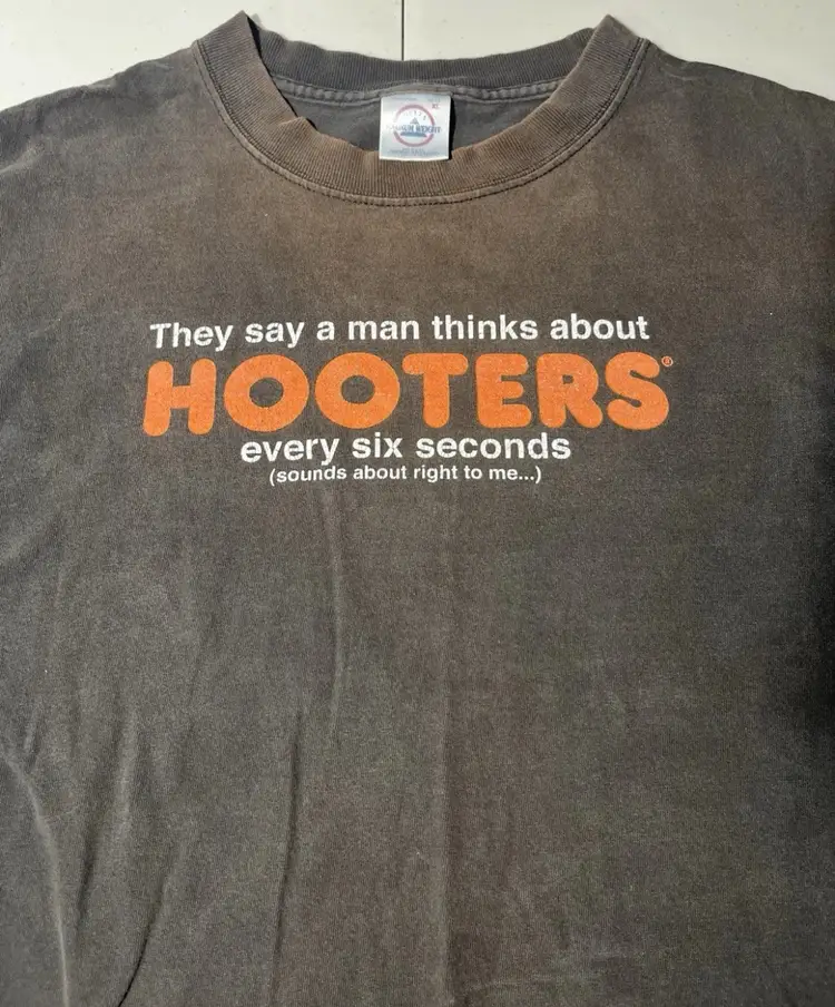 Vintage Y2K Hooters Every 6 Seconds T Shirt Size Mens XL. Rare! Distressed.￼