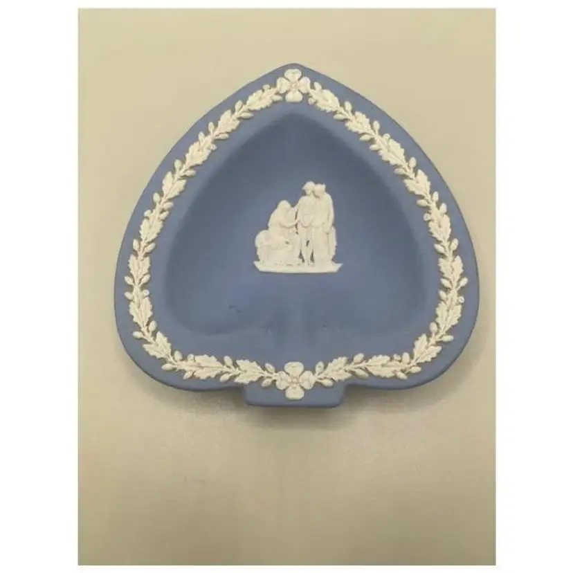 Vintage 1950's Wedgewood England Spade Pin Dish ~ Shakespeare's Coriolanus Design ~ Measures 4.25 inches in diameter