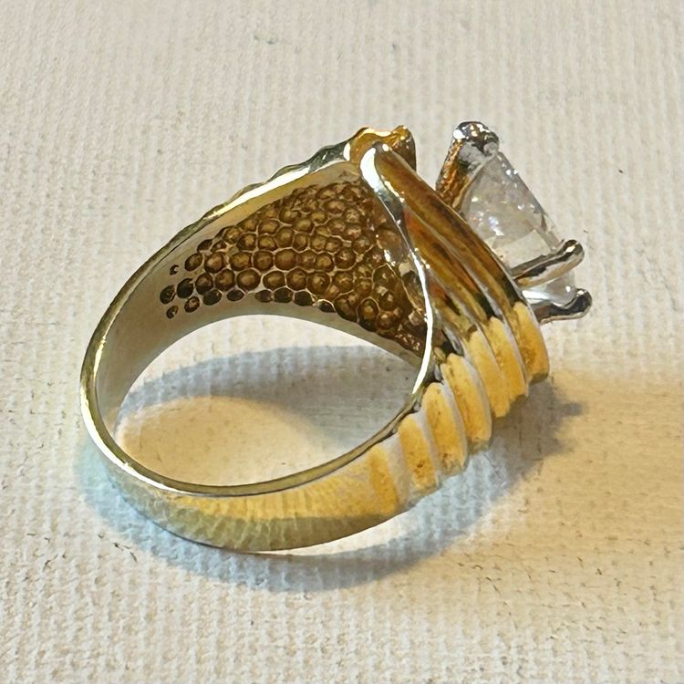 Unsigned Vintage Gold Tone Pear Shaped Solitaire Ridges Ring Size 7