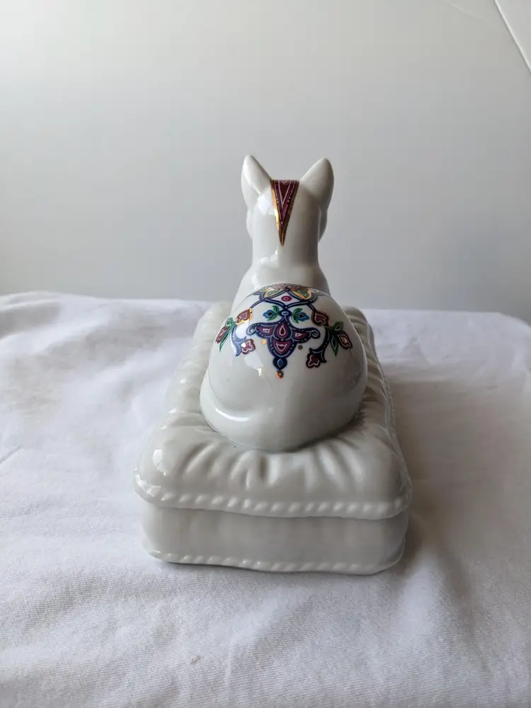 Vintage Elizabeth Arden Byzantium Royal Cat on Pillow Porcelain Trinket Box 1980