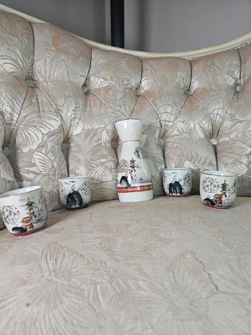 Vintage Japanese Kutani Porcelain 5 Piece  Saki Set  With 4 Mini Cups, 1 Bottle