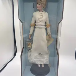 The Franklin Mint Diana Princess of Wales Porcelain Portrait Doll Beige Dress